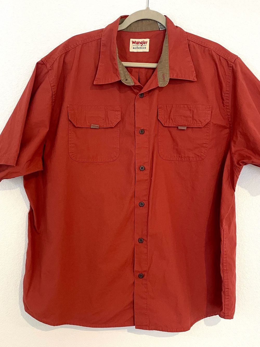 Wrangler Men’s Short-Sleeve Button-Down Shirt in Brick Red